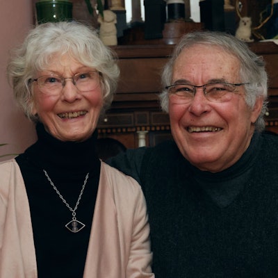 Ein älterer Herr hält eine Dame im Arm.