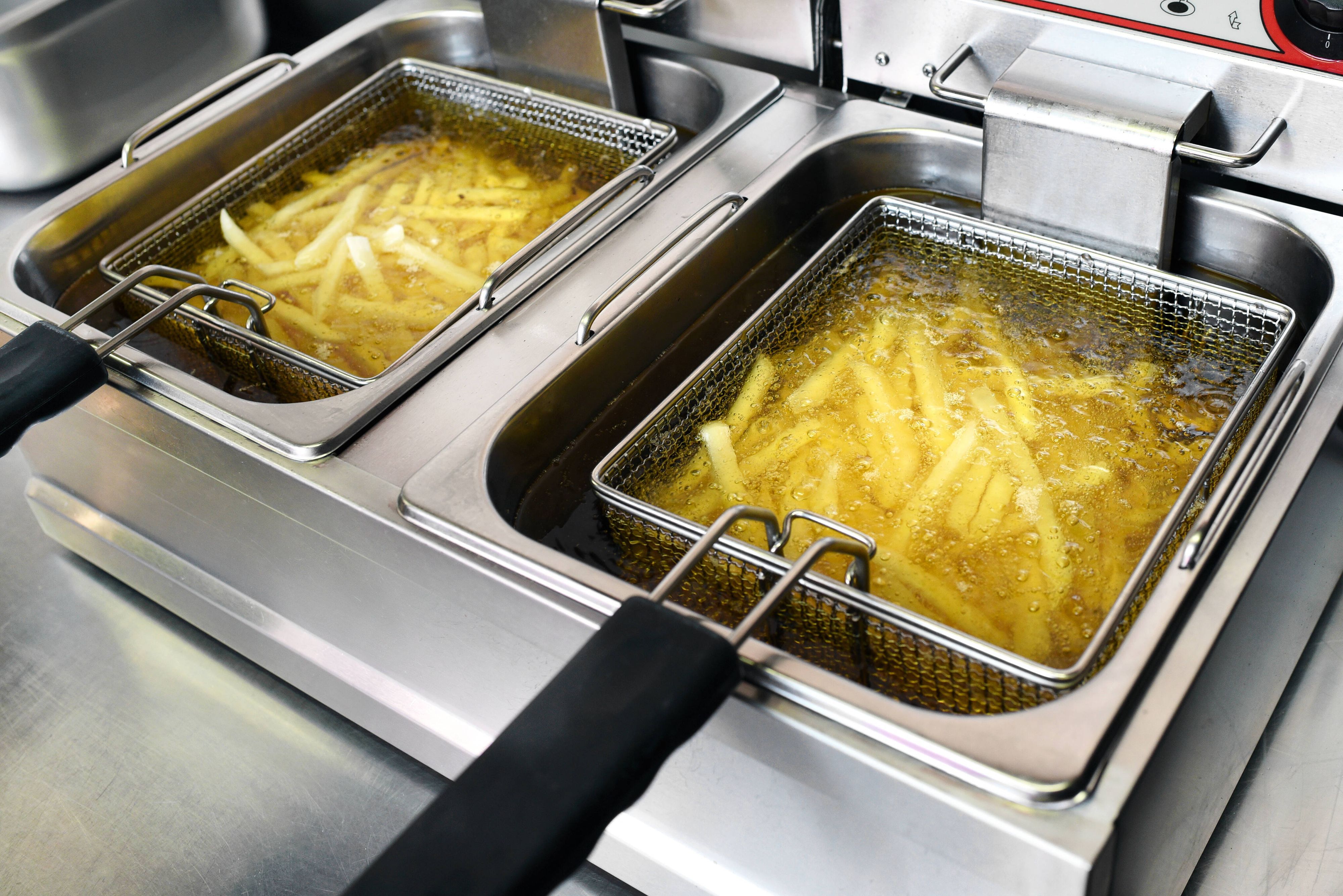 In einer McDonald's-Filiale in den USA soll ein Pfarrer versucht haben, einen Mitarbeiter in eine Fritteuse zu stoßen (Symbolbild).
