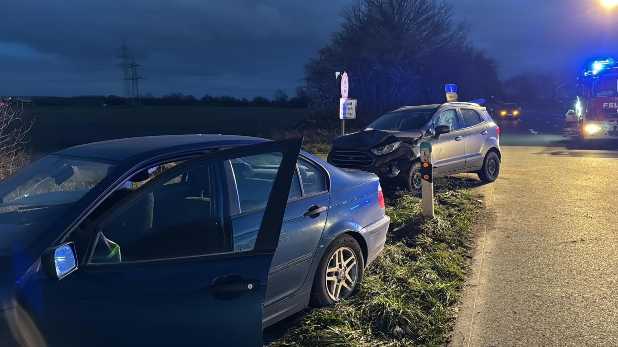 Das Bild zeigt zwei beschädigte Autos im Straßengraben.