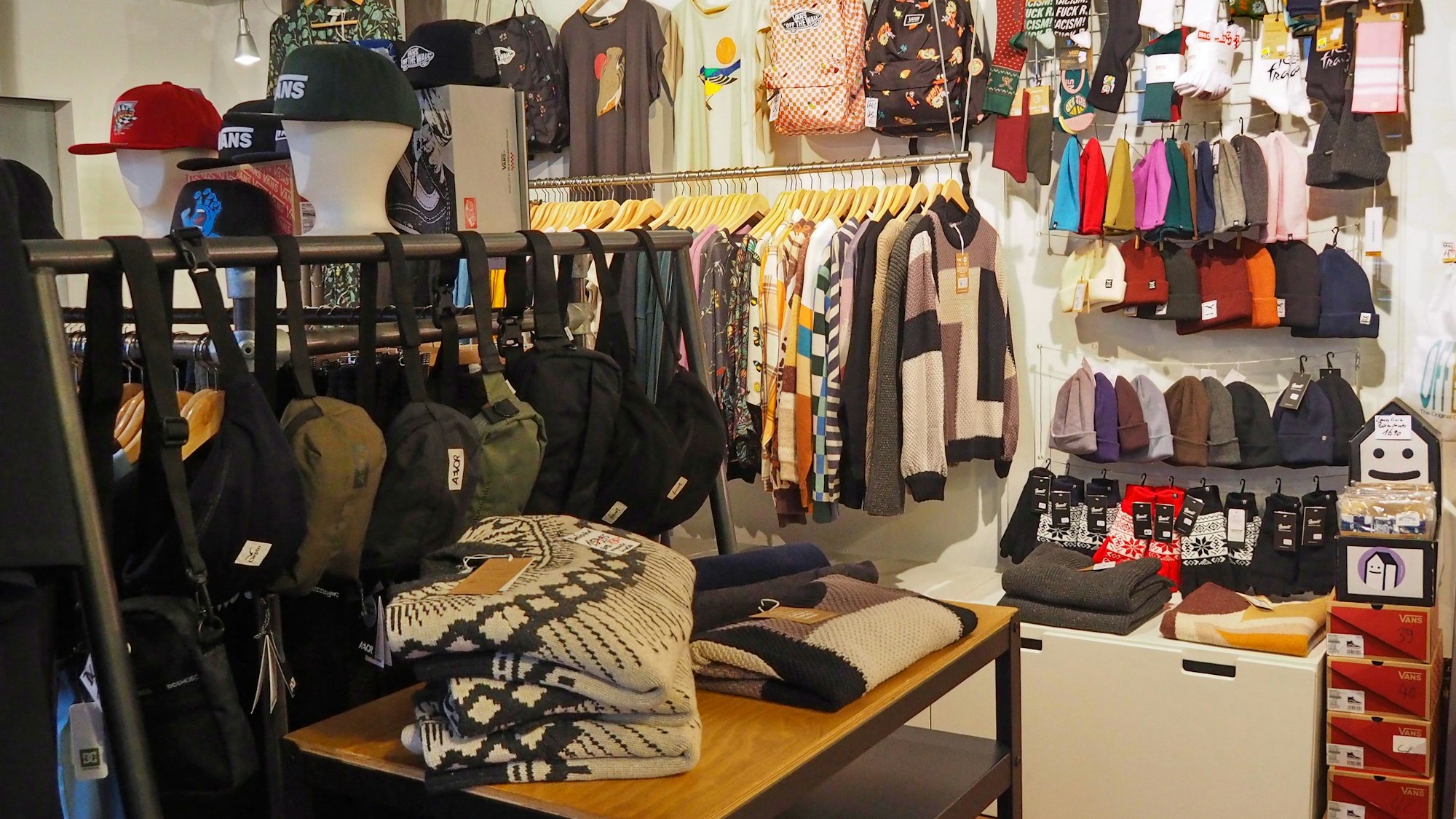 In einem kleinen Verkaufsraum gibt es Pullis, T-Shirts, Mützen, socken und Rucksäcke.