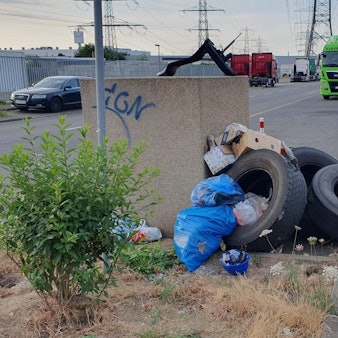 Entlang der Hermann-Seger-Straße in Frechen liegen Autoreifen und anderer Müll