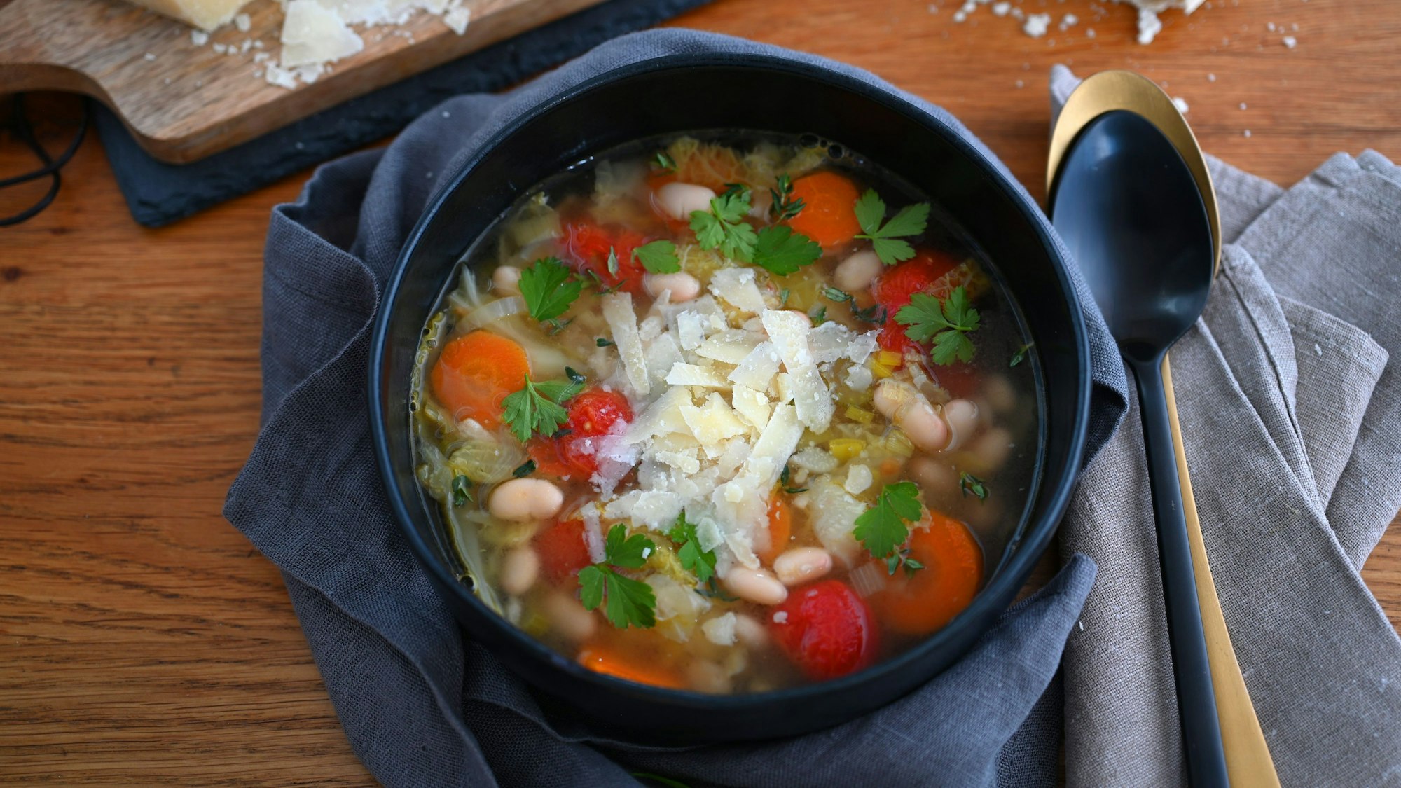 Klar, kann man die Ribollita frisch vom Herd genießen. Die Bauernsuppe wird aber aufgewärmt mit jedem Tag immer aromatischer.