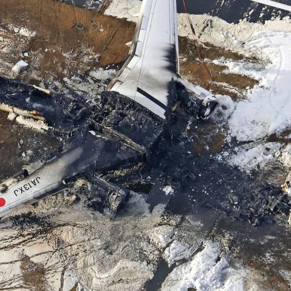 Die Luftaufnahme zeigt das ausgebrannte Flugzeug der Japan Airlines auf dem Flughafen Haneda. Behörden wollen nun die Schuldfrage klären.