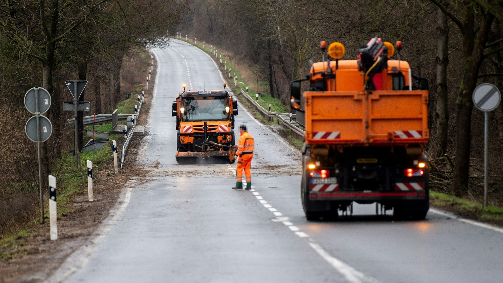 Das Bild zeigt sie Aufräumarbeiten auf der L264 im Bereich von Niederelvenich.