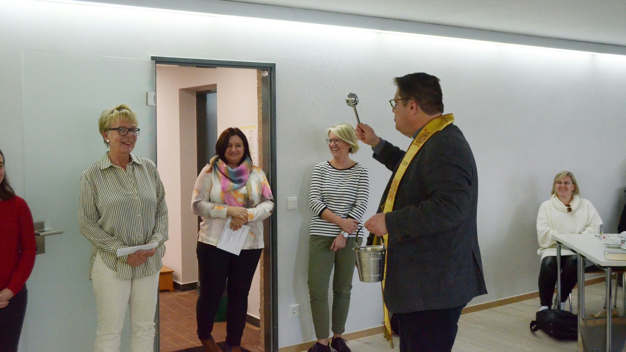 Das Bild zeigt Tobias Hopmann, wie er einen Raum segnet.