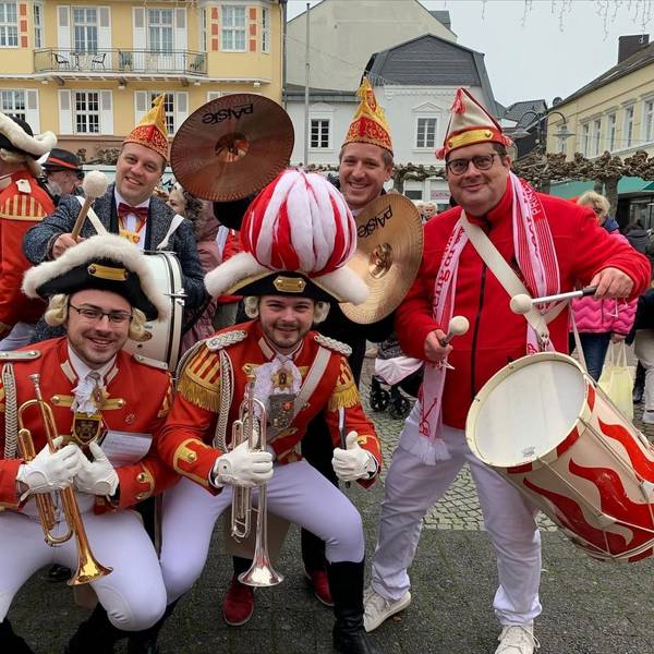 Das Bild zeigt Tobias Hopmann mit Landrat Markus Ramers und Euskirchens Bürgermeister Sacha Reichelt sowie Karnevalisten auf dem Alten Markt in Euskirchen.