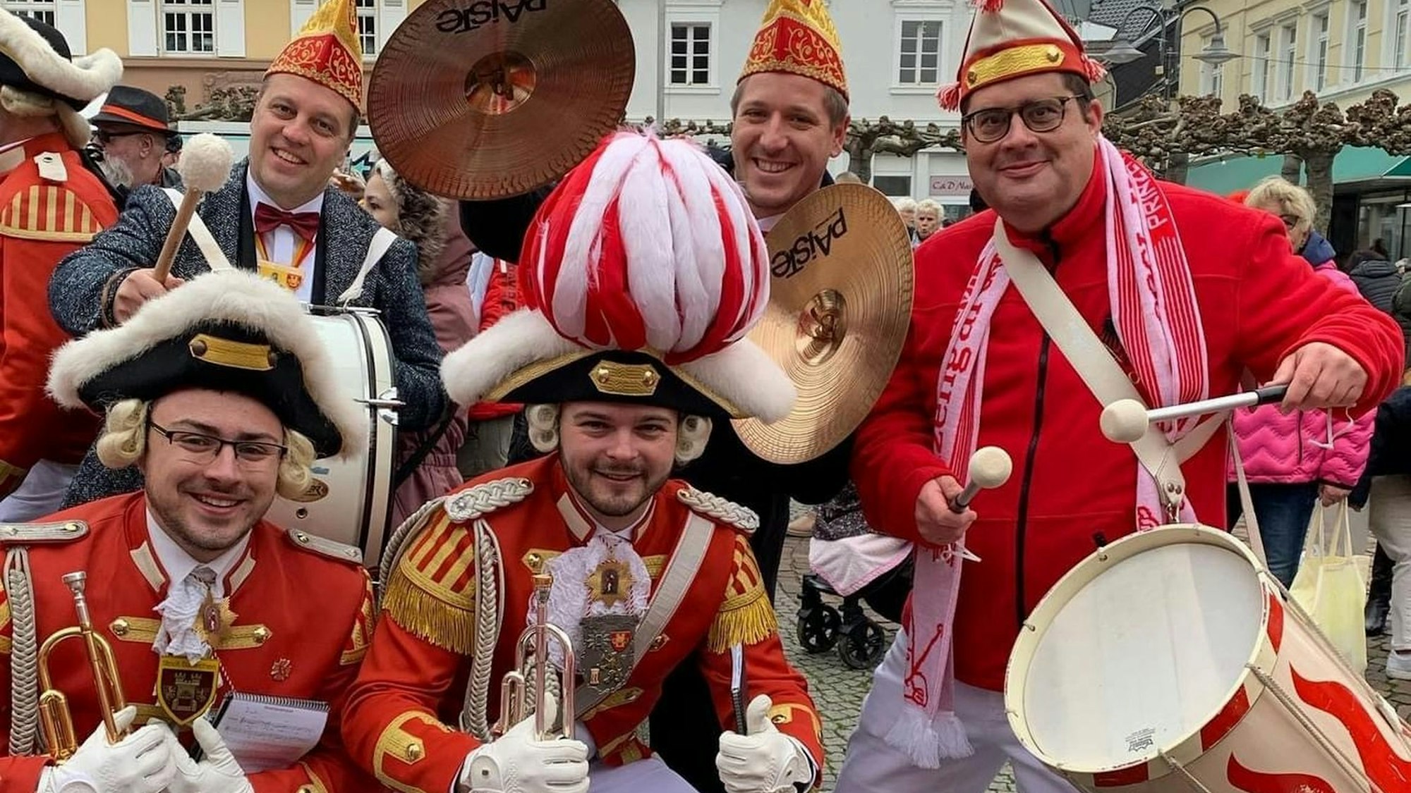Das Bild zeigt Tobias Hopmann mit Landrat Markus Ramers und Euskirchens Bürgermeister Sacha Reichelt sowie Karnevalisten auf dem Alten Markt in Euskirchen.