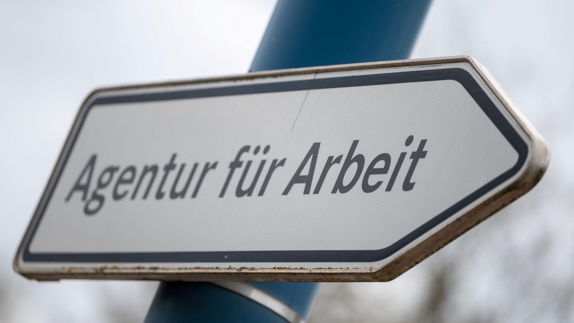 Ein Schild weist auf den Weg zur Agentur für Arbeit hin.