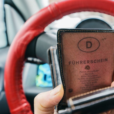 Egal, ob rosa oder grau: Solche Führerscheine aus Papier verlieren stufenweise ihre Gültigkeit.