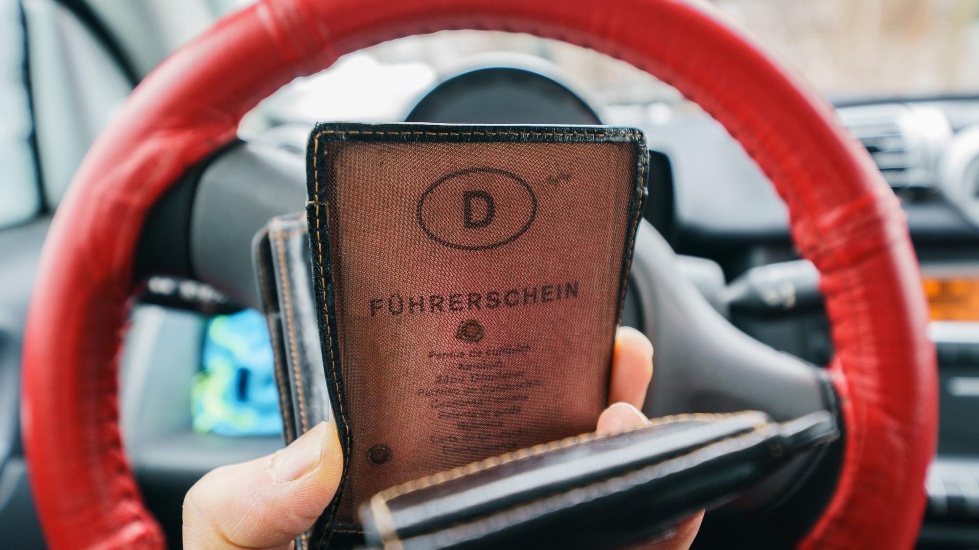 Egal, ob rosa oder grau: Solche Führerscheine aus Papier verlieren stufenweise ihre Gültigkeit.
