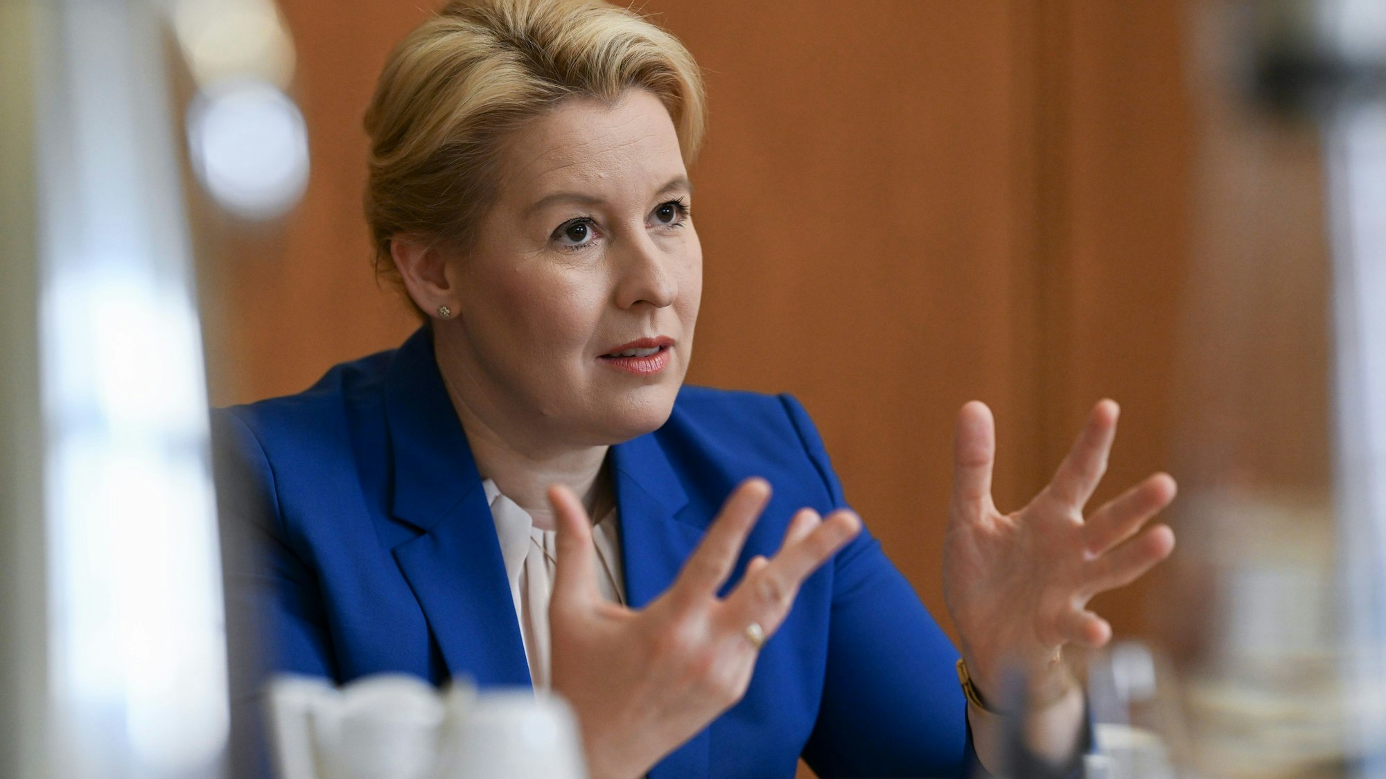 ARCHIV - 13.11.2023, Berlin: Franziska Giffey (SPD), Berliner Senatorin für Wirtschaft, Energie und Betriebe, in ihrem Büro im Roten Rathaus. Berlins SPD-Landesvorsitzende Franziska Giffey will bei der Vorstandswahl im Mai nicht wieder antreten. (zu dpa: «Giffey will nicht wieder für Landesvorsitz kandidieren») Foto: Jens Kalaene/dpa +++ dpa-Bildfunk +++