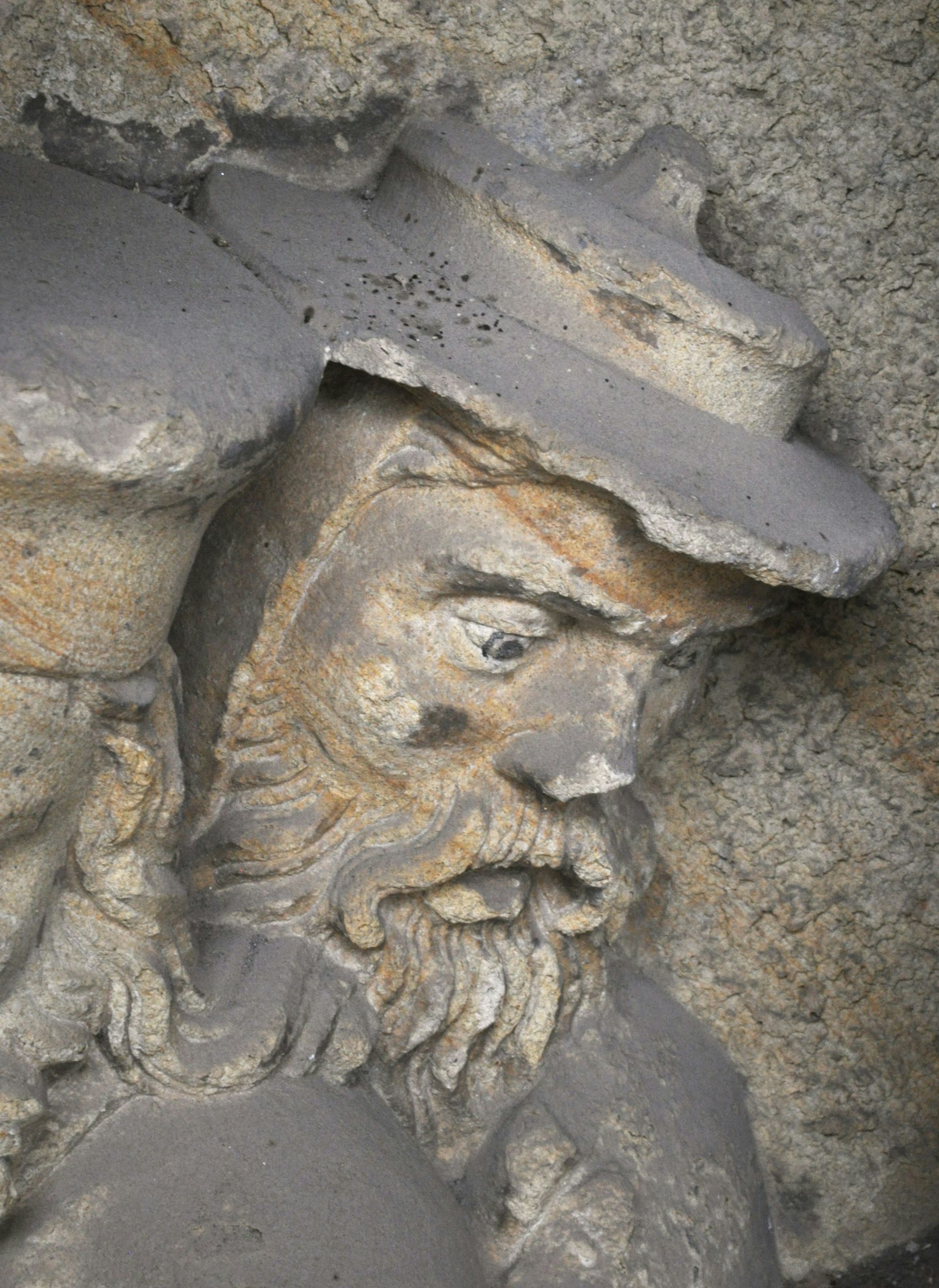 Darstellung eines Mannes mit Judenhut am Petersportal des Kölner Doms