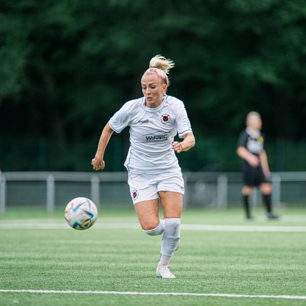 Mandy Islacker im Trikot des FC Viktoria Köln