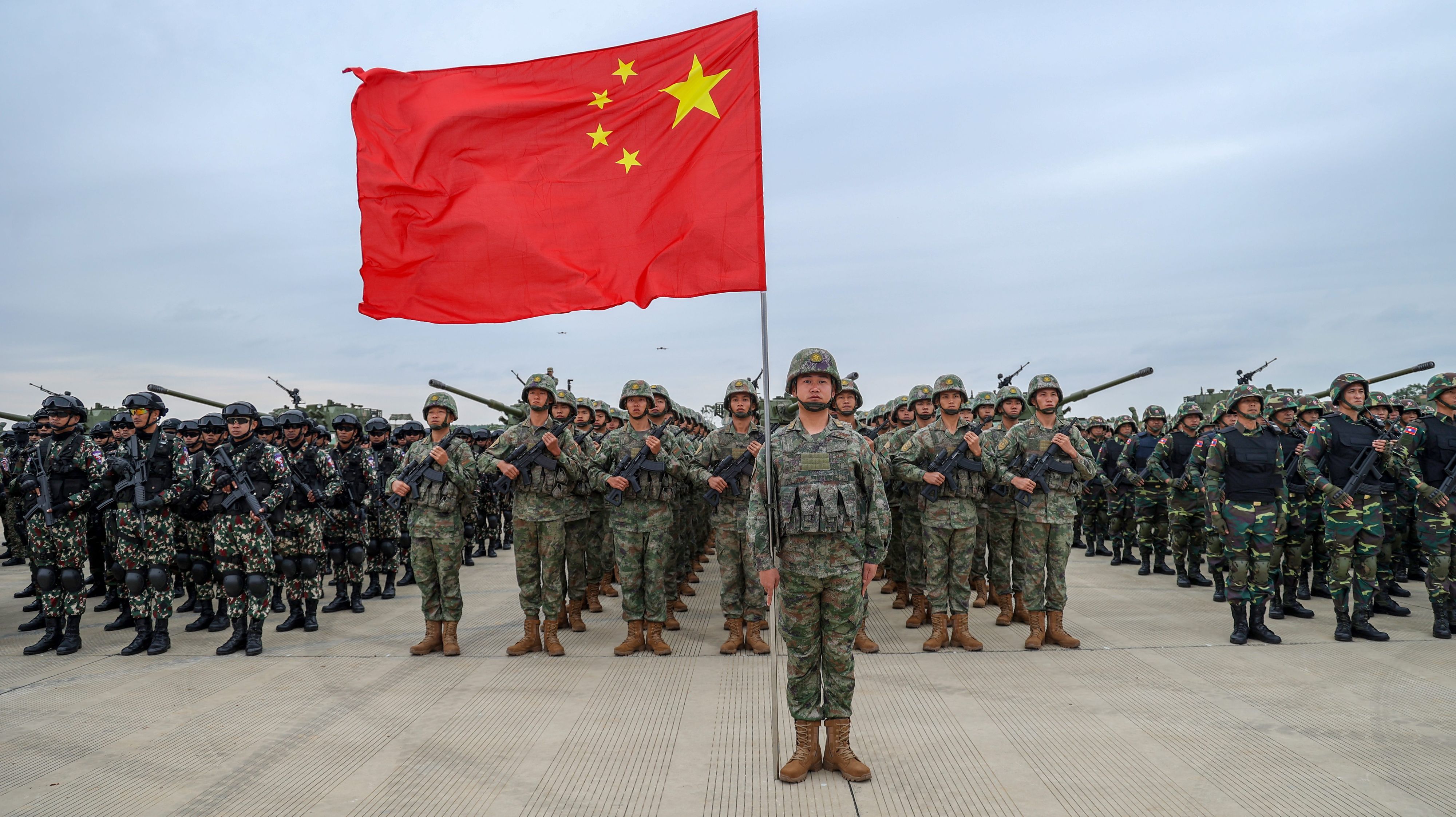 ARCHIV - 13.11.2023, China, Guangzhou: Soldaten nehmen an der Eröffnungszeremonie der gemeinsamen Militärübung "Frieden und Freundschaft-2023" in der südchinesischen Provinz Guangdong statt. (zu dpa «Westliche Experten trauen China noch keine Taiwan-Invasion zu») Foto: Yin Huan/XinHua/dpa +++ dpa-Bildfunk +++