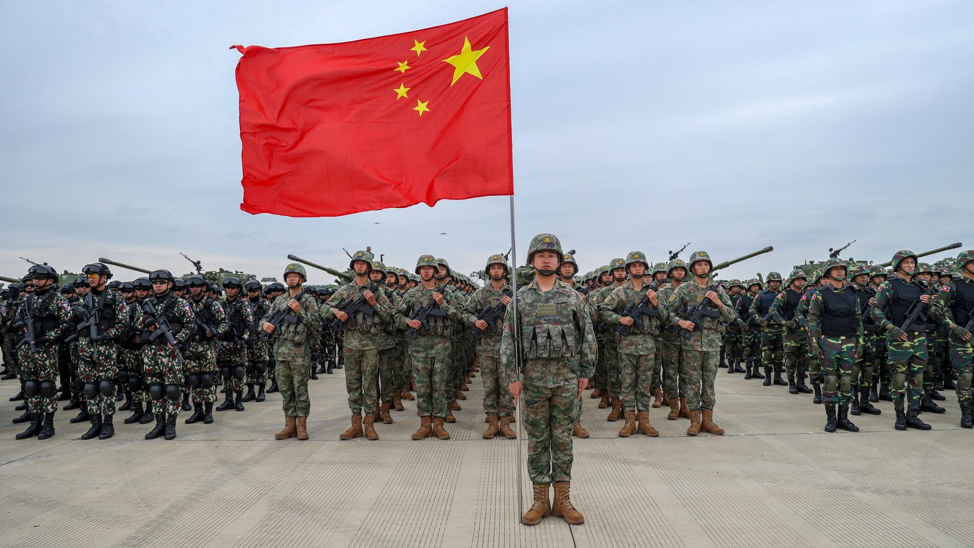 ARCHIV - 13.11.2023, China, Guangzhou: Soldaten nehmen an der Eröffnungszeremonie der gemeinsamen Militärübung "Frieden und Freundschaft-2023" in der südchinesischen Provinz Guangdong statt. (zu dpa «Westliche Experten trauen China noch keine Taiwan-Invasion zu») Foto: Yin Huan/XinHua/dpa +++ dpa-Bildfunk +++
