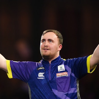 02.01.2024, Großbritannien, London: Darts: WM, Paddy Power World Darts Championship, Halbfinale, Alexandra Palace in London, Littler (England) - Cross (England): Luke Littler jubelt über seinen Sieg. Foto: Zac Goodwin/PA Wire/dpa +++ dpa-Bildfunk +++