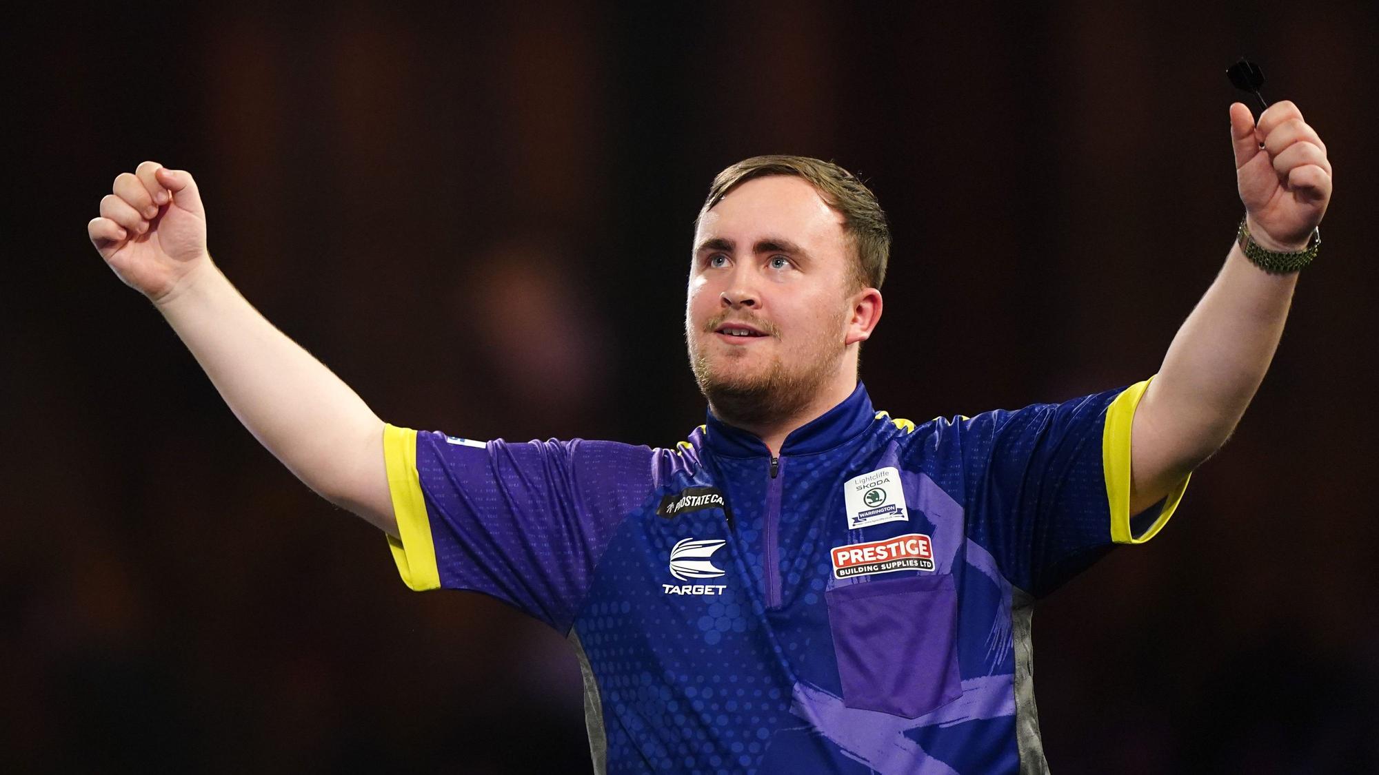 02.01.2024, Großbritannien, London: Darts: WM, Paddy Power World Darts Championship, Halbfinale, Alexandra Palace in London, Littler (England) - Cross (England): Luke Littler jubelt über seinen Sieg. Foto: Zac Goodwin/PA Wire/dpa +++ dpa-Bildfunk +++