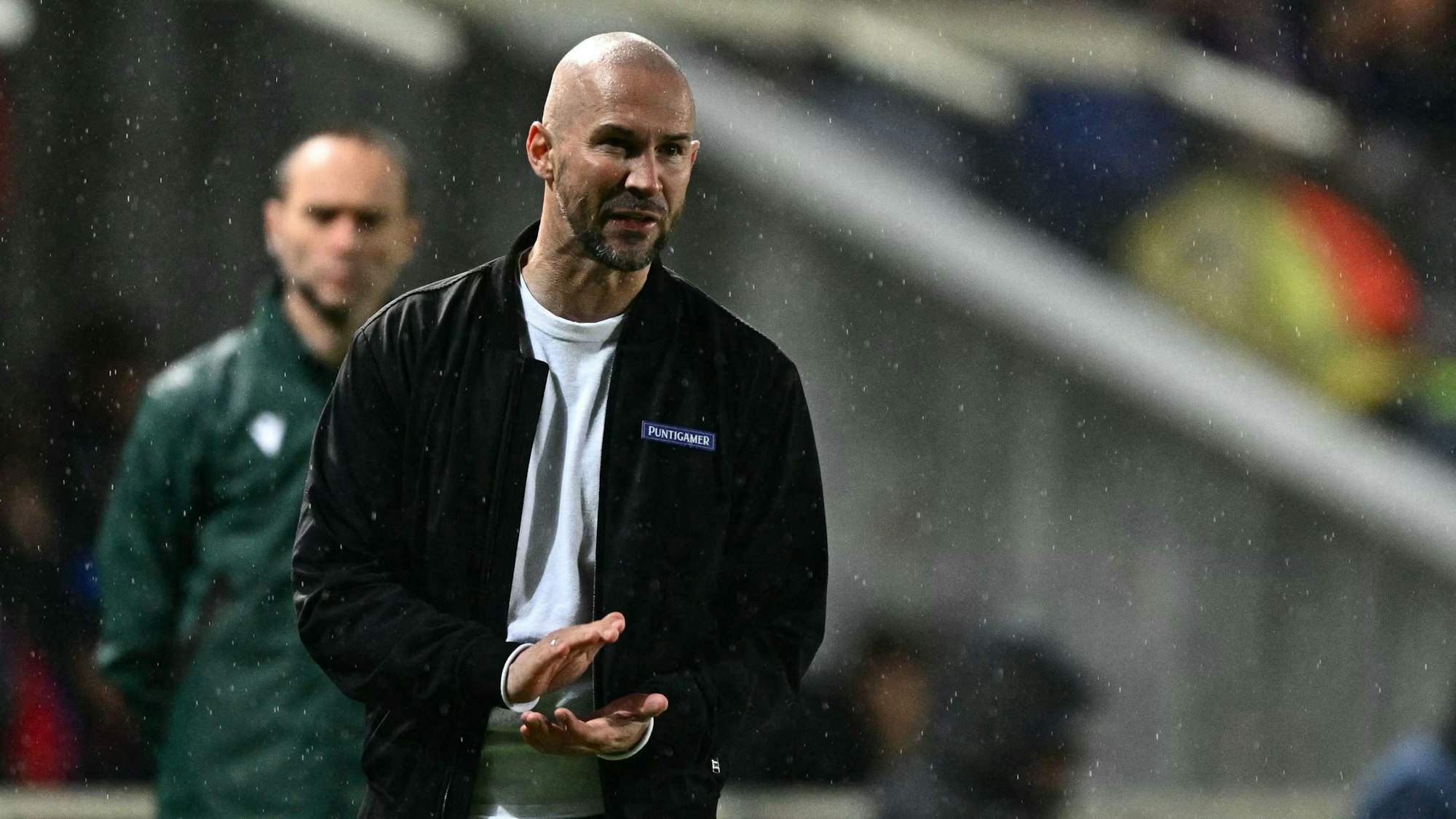 Christian Ilzer klatscht in die Hände.