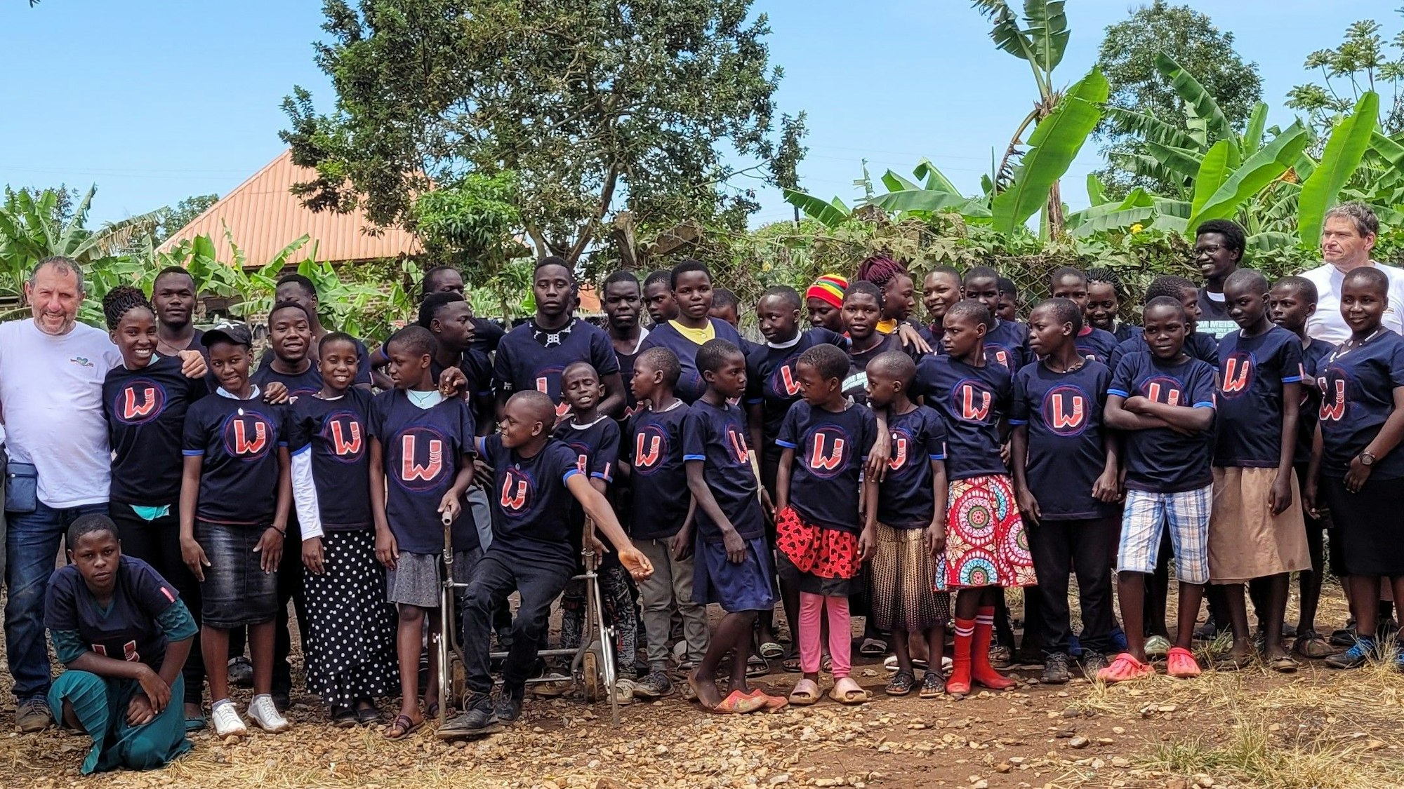 Gruppenfoto am Waisenhaus in Masaka (Uganda) mit den Morsbacher Vereinsmitgliedern, Kindern und Betreuern.