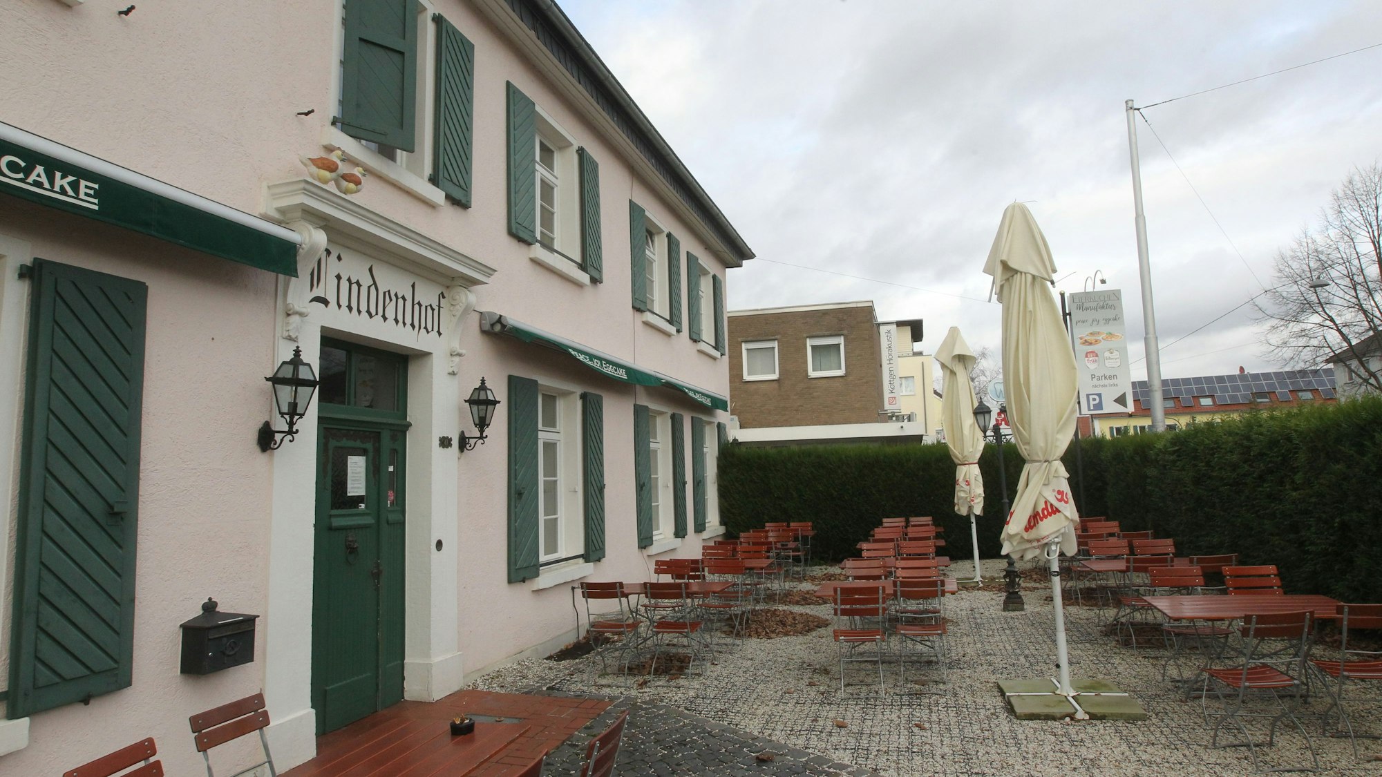 Vor einem geschlossenen Gastro-Betrieb stehen Tische und Stühle.