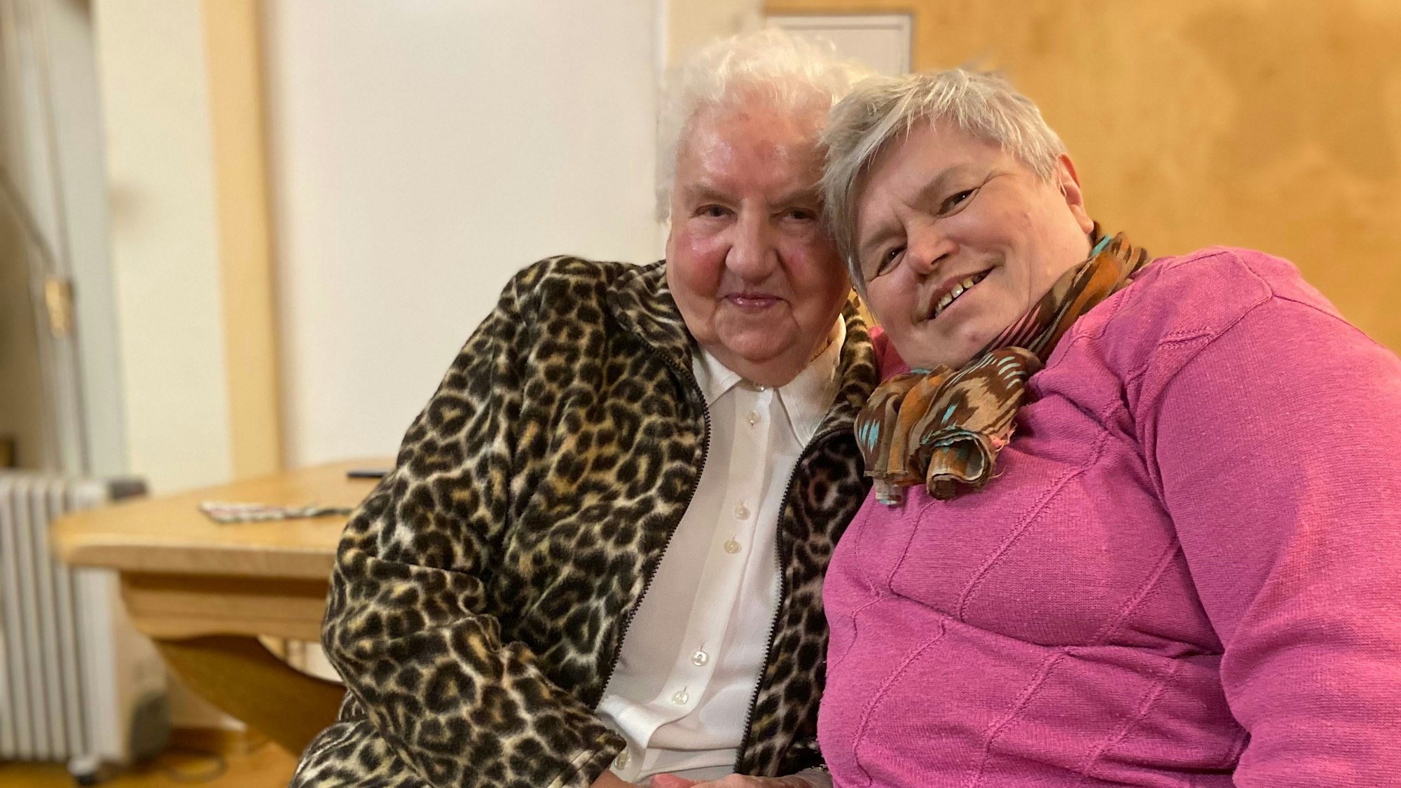 Brunhilde Lambertz und Veronika Groothe sitzen im Demenzcafé in Euskirchen eng beieinander.