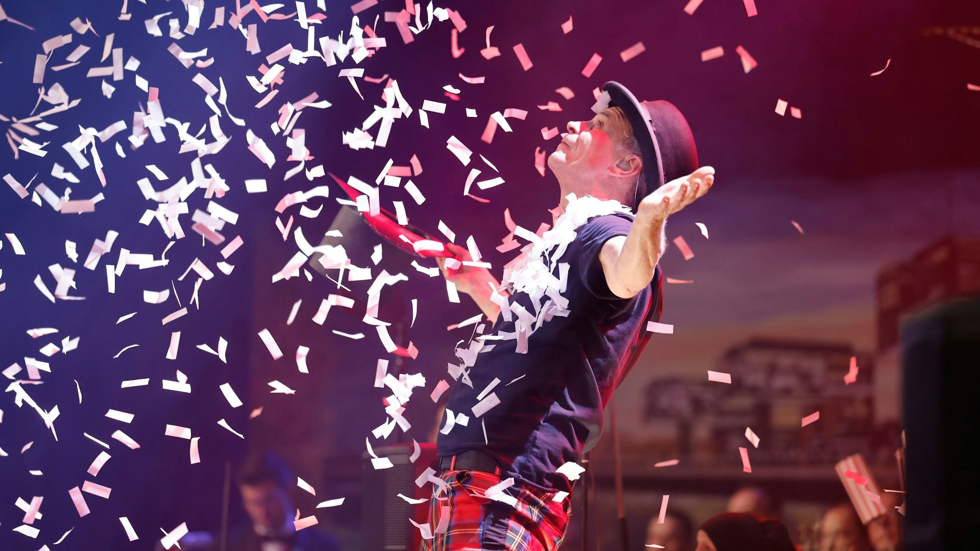 Bühne frei für den Karneval: Für die Kölner Bands bedeutet die kurze Session ein knackiges Programm mit zum Teil acht Auftritten pro Tag. Auf dem Bild zu sehen ist Peter Brings im Gürzenich.