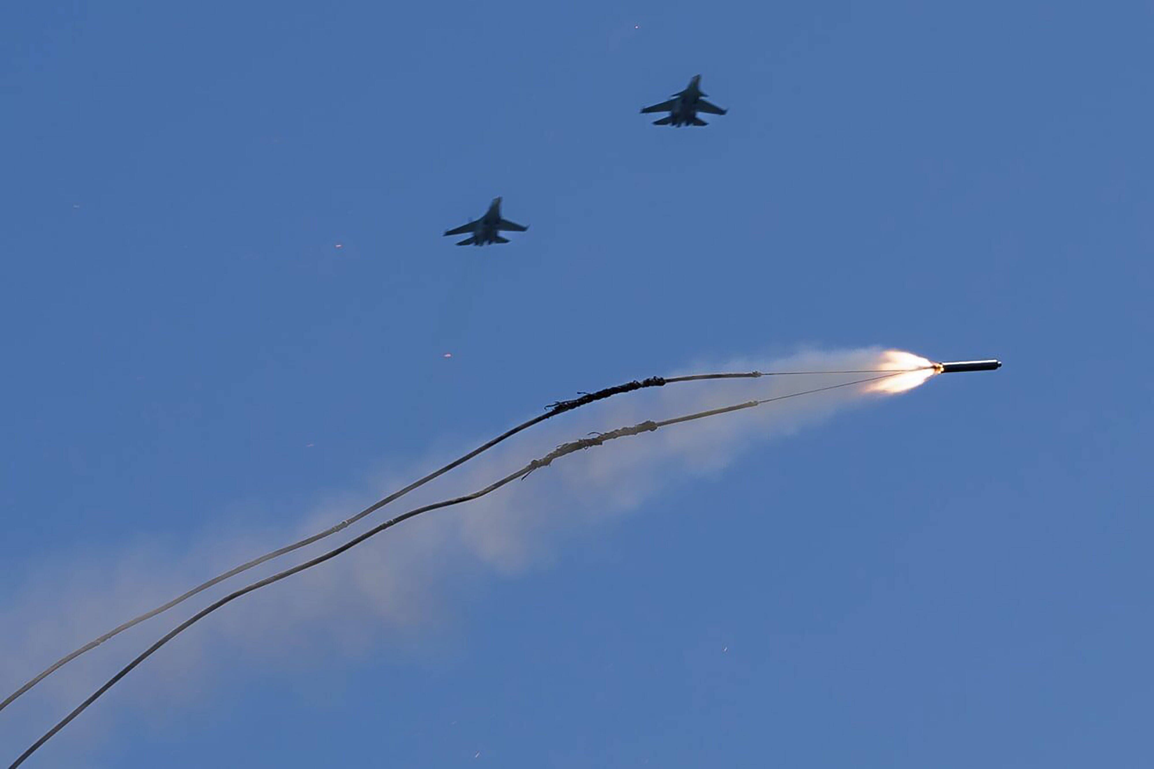 Russische Kampfjets und eine russische Rakete während einer Militärübung. Die russische Armee hat versehentlich ein russisches Dorf bombardiert. (Symbolbild)