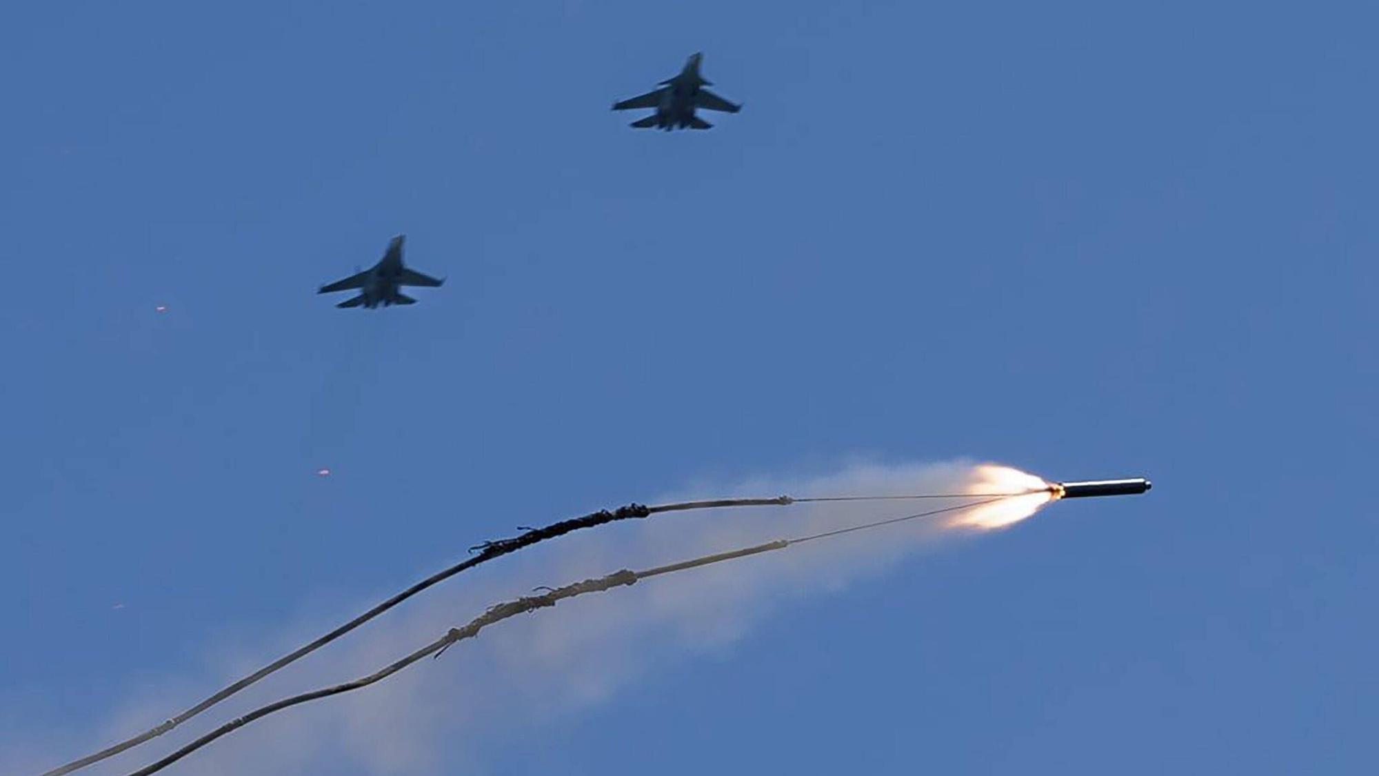 Russische Kampfjets und eine russische Rakete während einer Militärübung. Die russische Armee hat versehentlich ein russisches Dorf bombardiert. (Symbolbild)