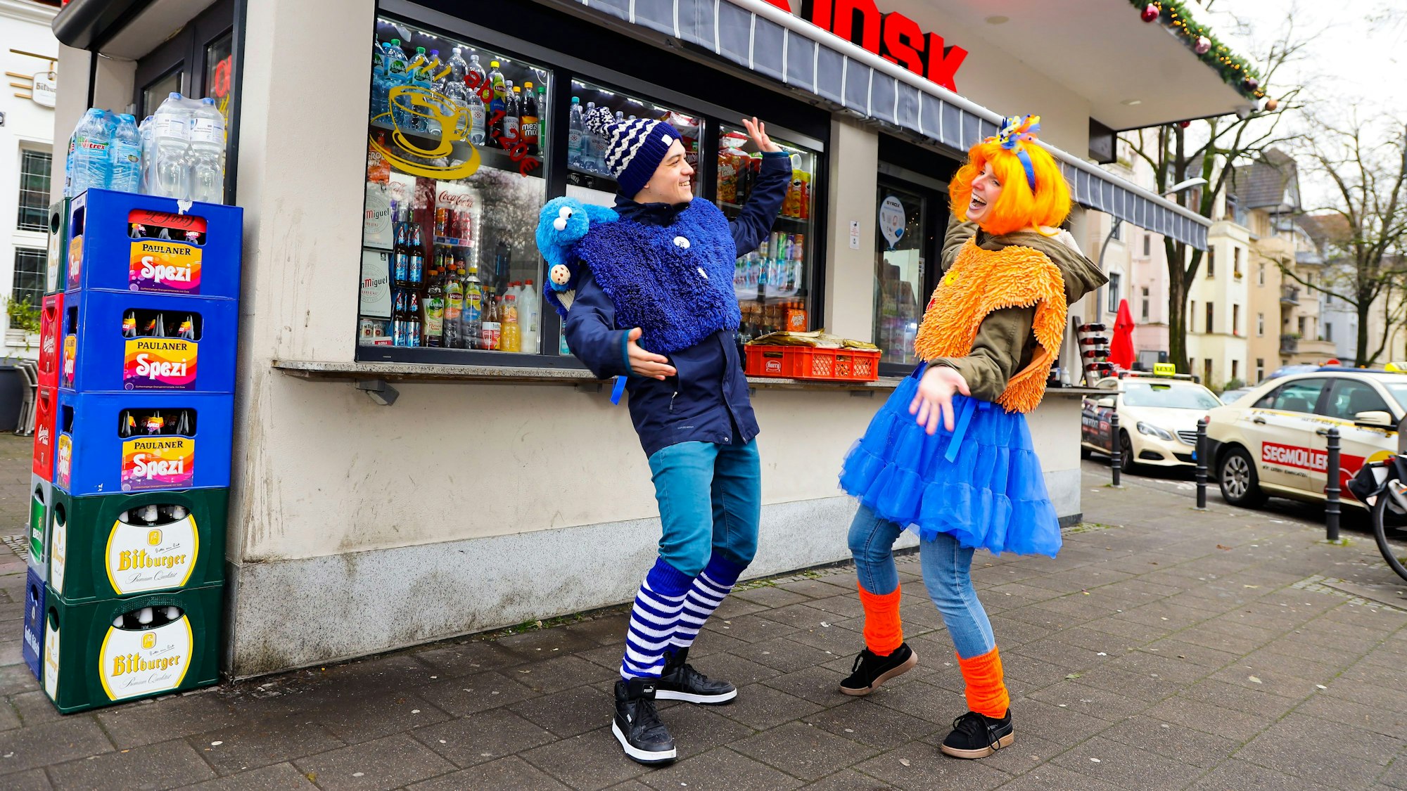 Mit dicken Jacken kann man das Badematten-Kostüm auch draußen tragen.