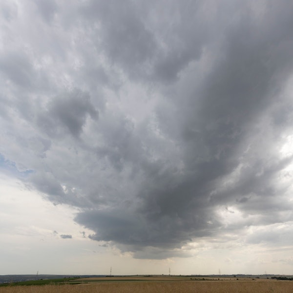 Ein anziehendes Gewitter bildet sich am Himmel über Deutschland. Im Hintergrund sind dunkle Wolken zu sehen. (Symbolbild)