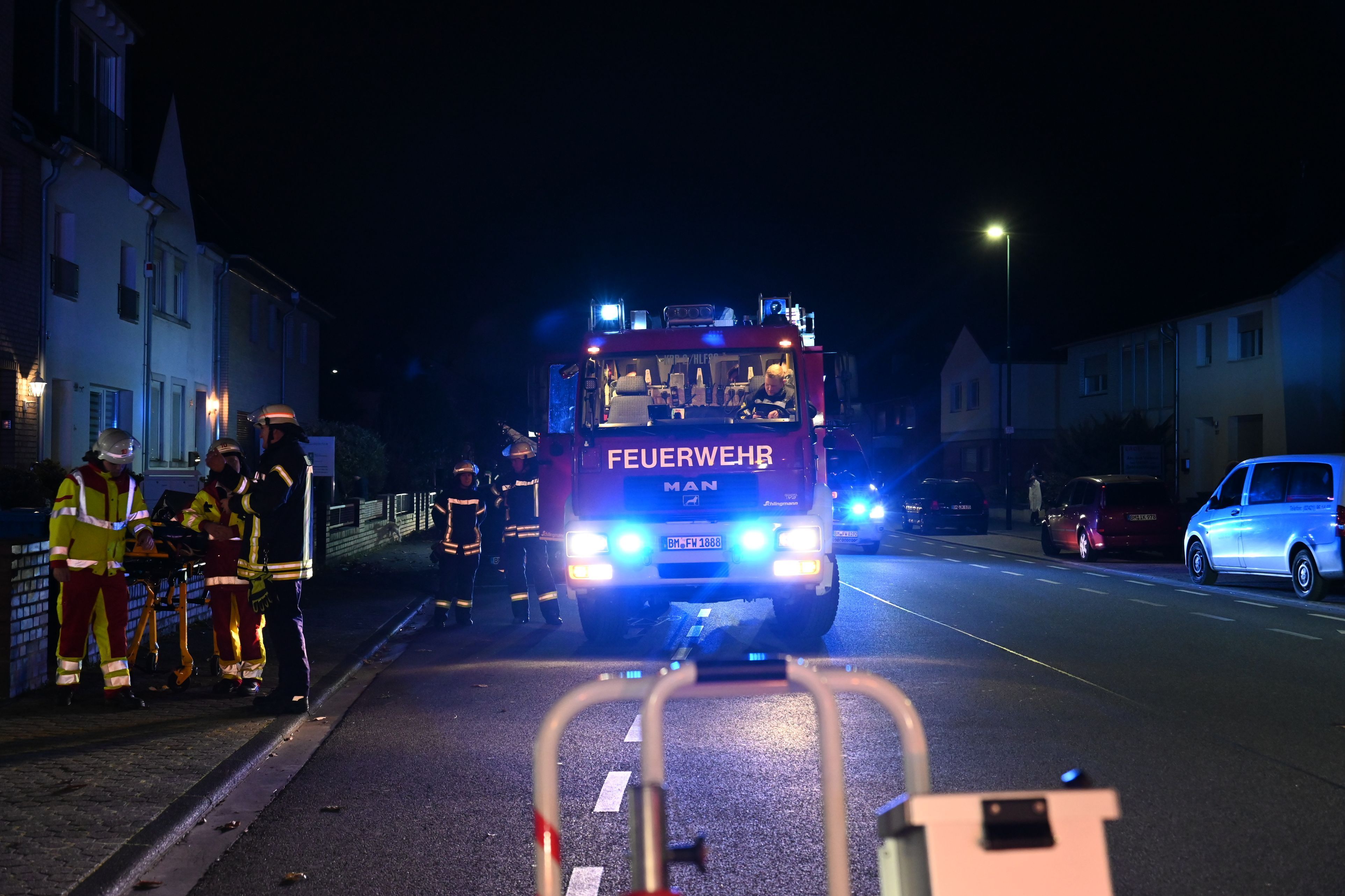 Auf dem Foto sind Feuerwehrleute und ein Fahrzeug der Kerpener Feuerwehr zu sehen.