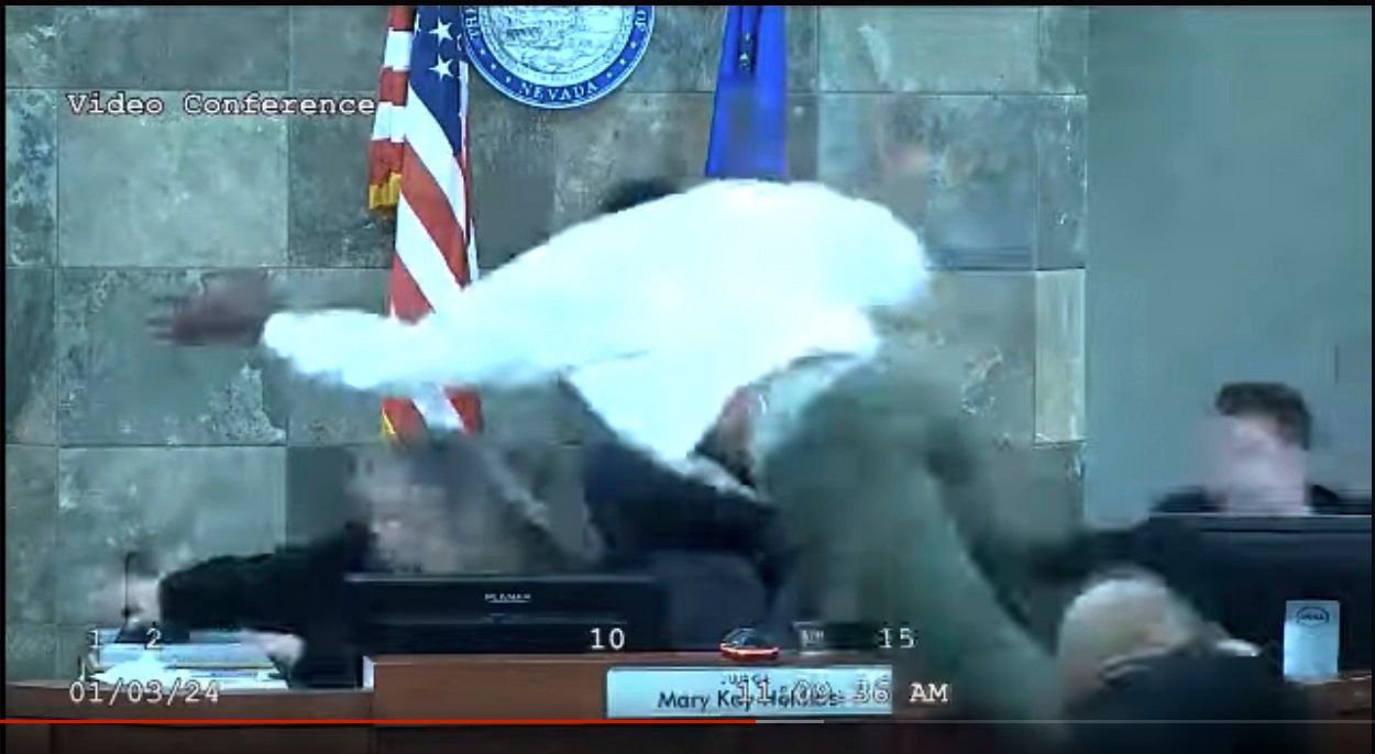 Ein Screenshot zeigt die Attacke des Angeklagten gegen eine Richterin in den USA. Das Video wurde seit seiner Veröffentlichung millionenfach abgerufen.