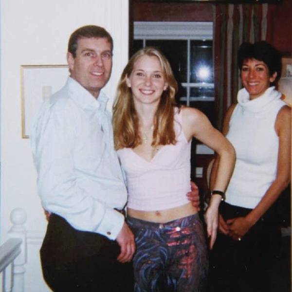 Diese undatierte, vom US-Justizministerium zur Verfügung gestellte Foto zeigt Prinz Andrew (l-r), Herzog von York, Virginia Giuffre aus den USA und Ghislaine Maxwell. Im Missbrauchsskandal um den US-Multimillionär Epstein hat ein Gericht die Klarnamen von mutmaßlich rund 170 zuvor meist anonym behandelten Personen veröffentlicht.