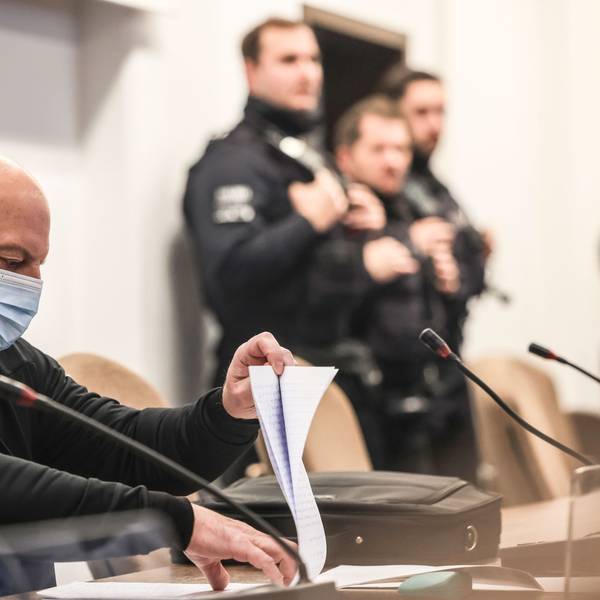 04.01.2024, Nordrhein-Westfalen, Köln: Thomas Drach (l) sitzt im Gerichtssaal auf der Anklagebank.