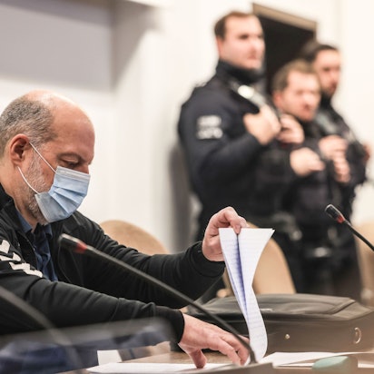 04.01.2024, Nordrhein-Westfalen, Köln: Thomas Drach (l) sitzt im Gerichtssaal auf der Anklagebank.