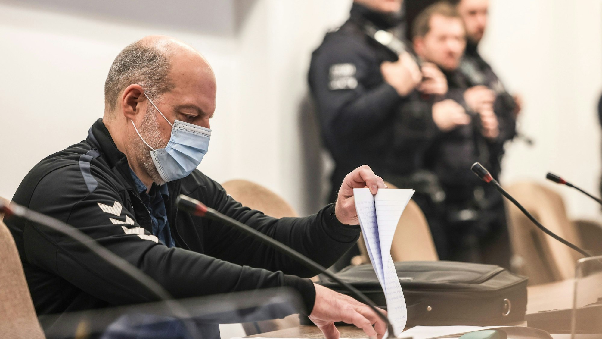 04.01.2024, Nordrhein-Westfalen, Köln: Thomas Drach (l) sitzt im Gerichtssaal auf der Anklagebank.