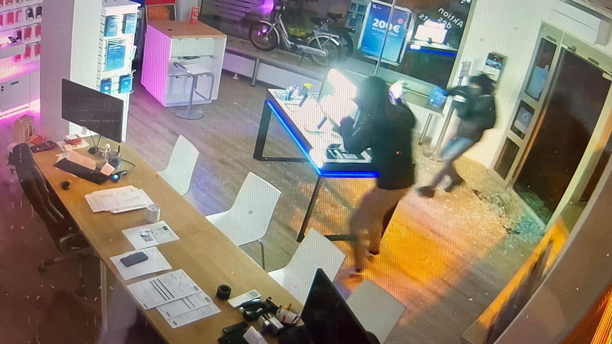 Das Bild zeigt die beiden mutmaßlichen Täter während des Einbruchs.