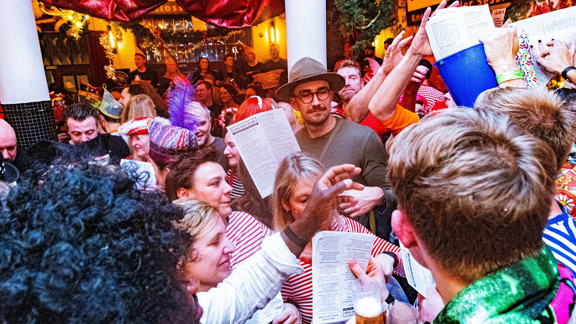 Dicht an dicht stehen die Karnevalisten beim „Loss mer singe“- Auftakt im Lapidarium.