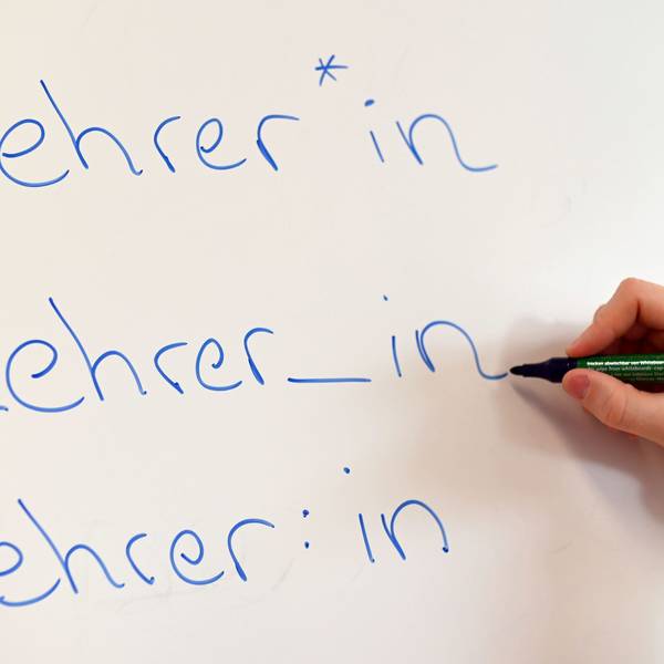 ARCHIV - 27.07.2021, Baden-Württemberg, Karlsruhe: An einem Whiteboard steht das Wort «Lehrer» in verschiedenen Gender-Schreibweisen. Inmitten der Debatte um das Gendern hat der Rat für deutsche Rechtschreibung auf die Rolle der Schulen hingewiesen. (zu dpa: «Gender-Debatte: Rechtschreibrat weist auf Rolle der Schulen hin») Foto: Uli Deck/dpa +++ dpa-Bildfunk +++