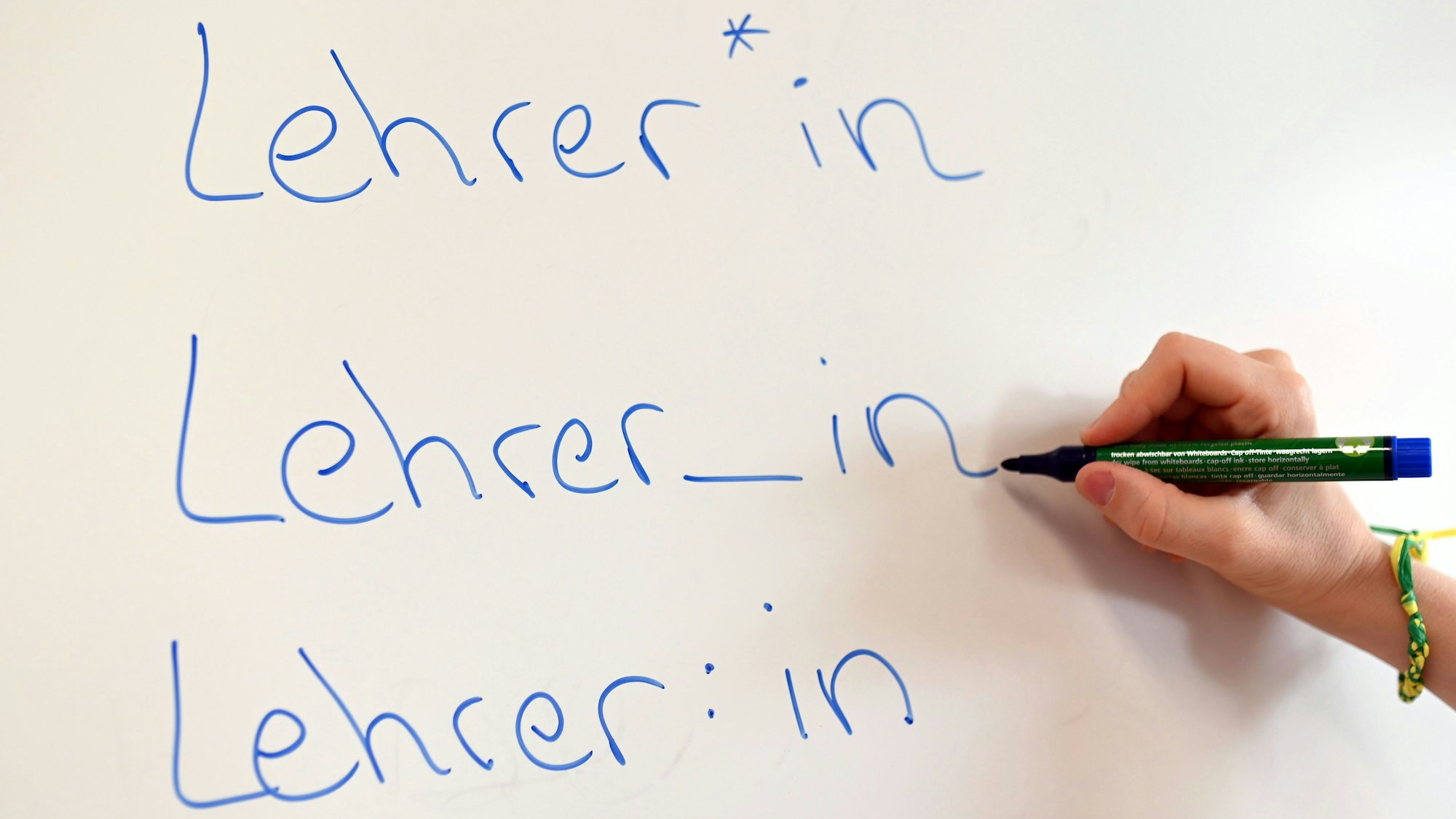 ARCHIV - 27.07.2021, Baden-Württemberg, Karlsruhe: An einem Whiteboard steht das Wort «Lehrer» in verschiedenen Gender-Schreibweisen. Inmitten der Debatte um das Gendern hat der Rat für deutsche Rechtschreibung auf die Rolle der Schulen hingewiesen. (zu dpa: «Gender-Debatte: Rechtschreibrat weist auf Rolle der Schulen hin») Foto: Uli Deck/dpa +++ dpa-Bildfunk +++