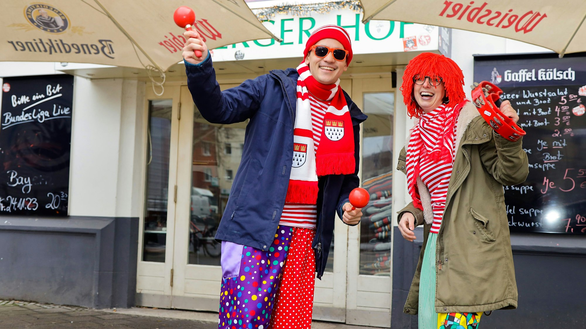Draußen kann man unter der weiten Clowns-Hose einfach Ski-Unterwäsche oder sogar eine Jeans tragen.