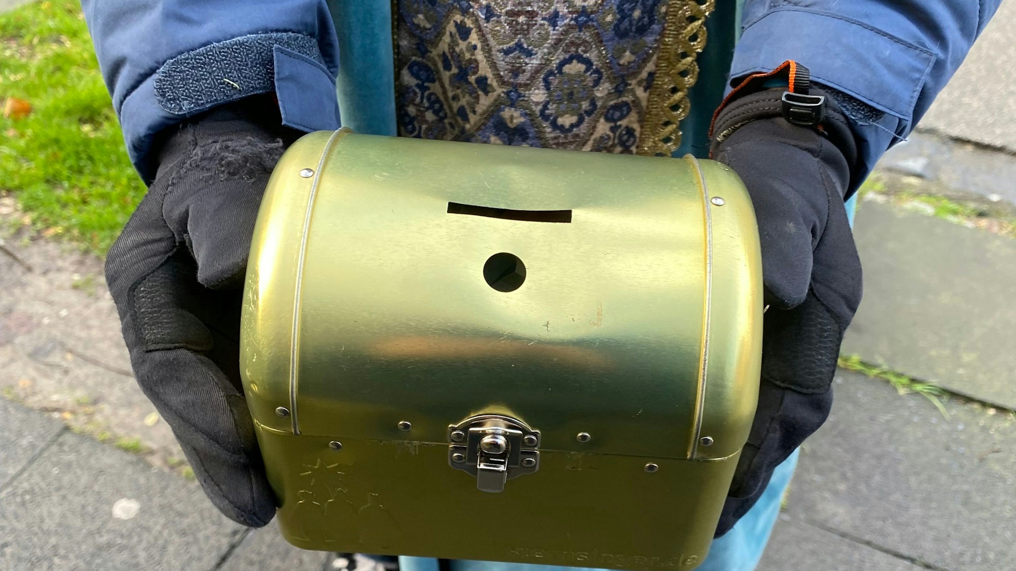 Die goldene Spendendose der Sternsinger.