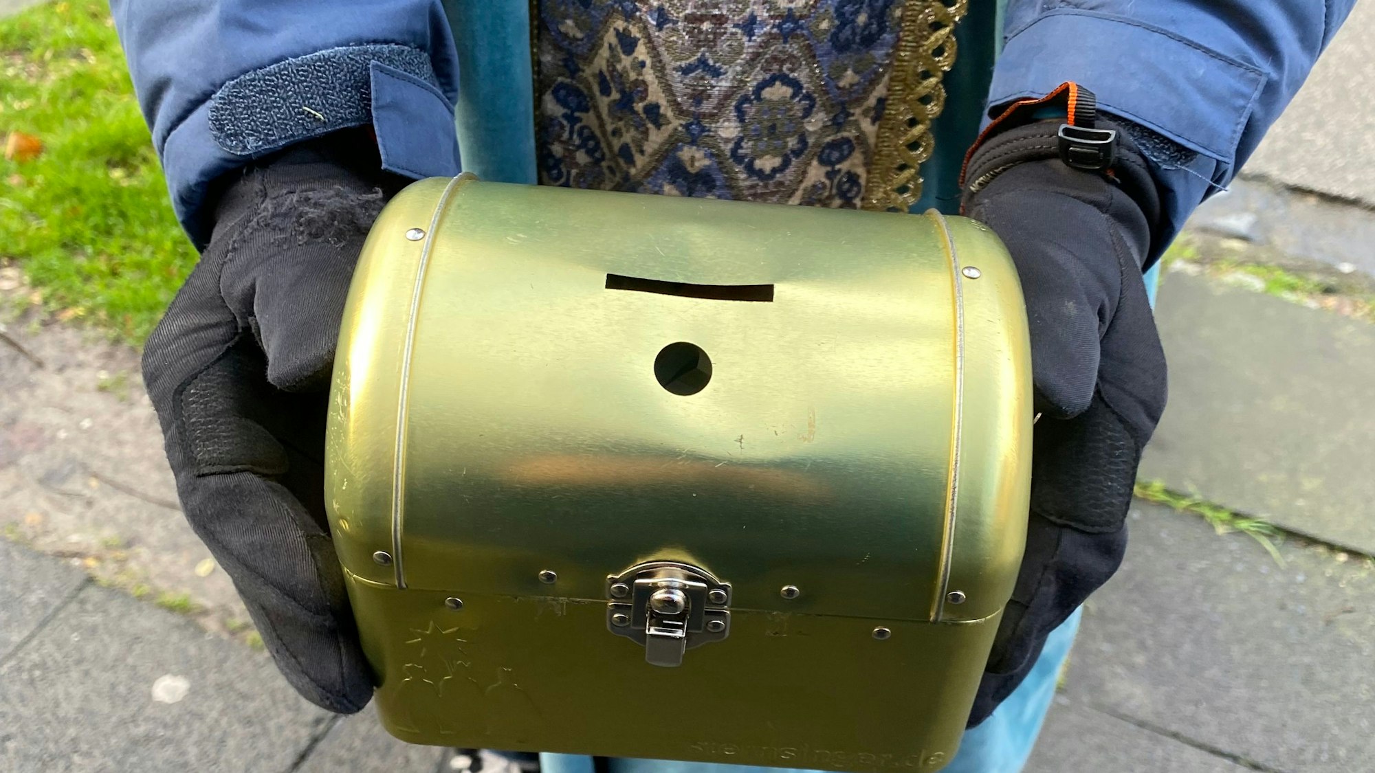 Die goldene Spendendose der Sternsinger.