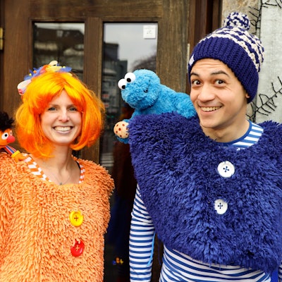 Unsere Autorin trägt ein Kostüm mit Ernie, unser Autor ist als Krümelmonster verkleidet.