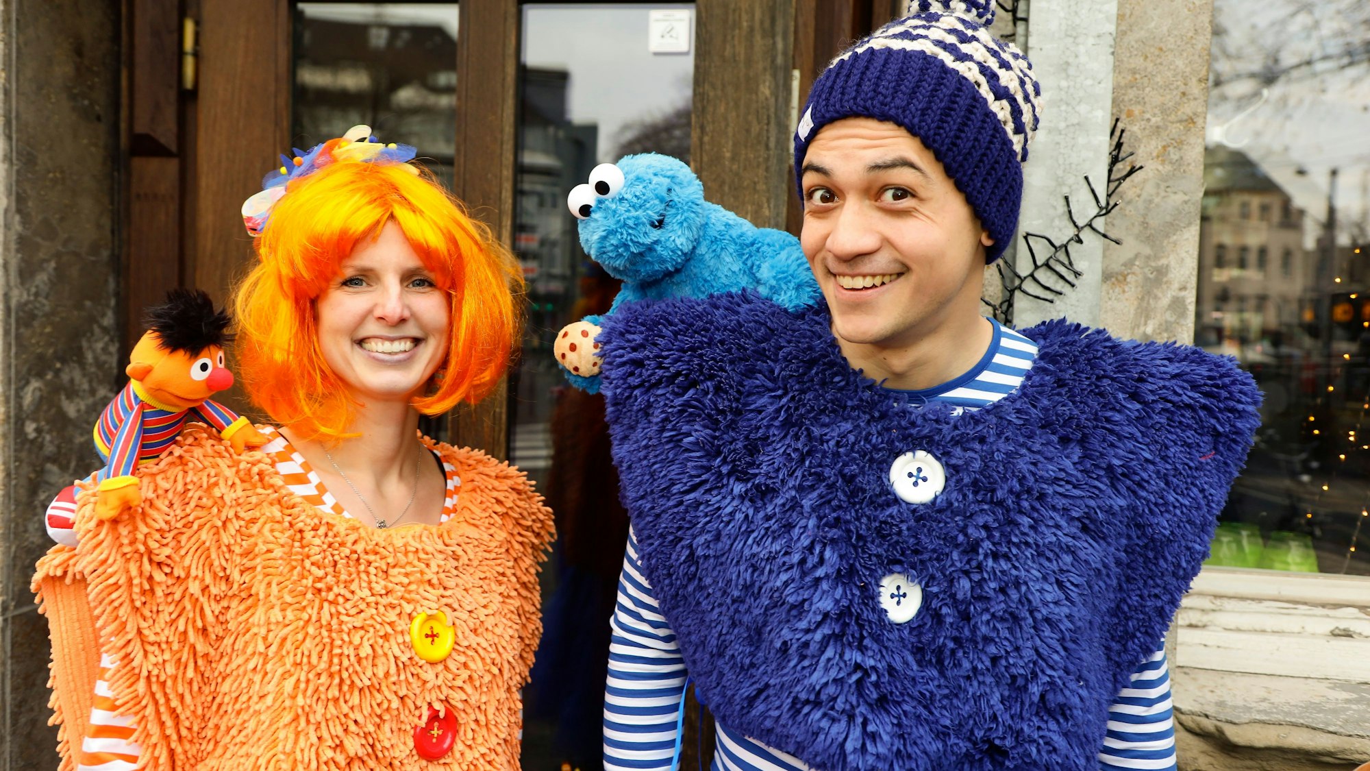 Unsere Autorin trägt ein Kostüm mit Ernie, unser Autor ist als Krümelmonster verkleidet.