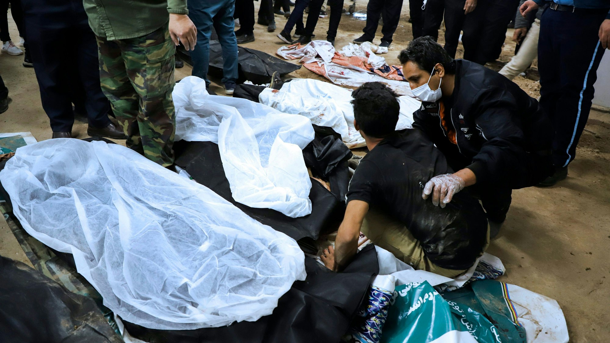 Angehörige trauern um die Opfer des Angriffs im iranischen Kerman.