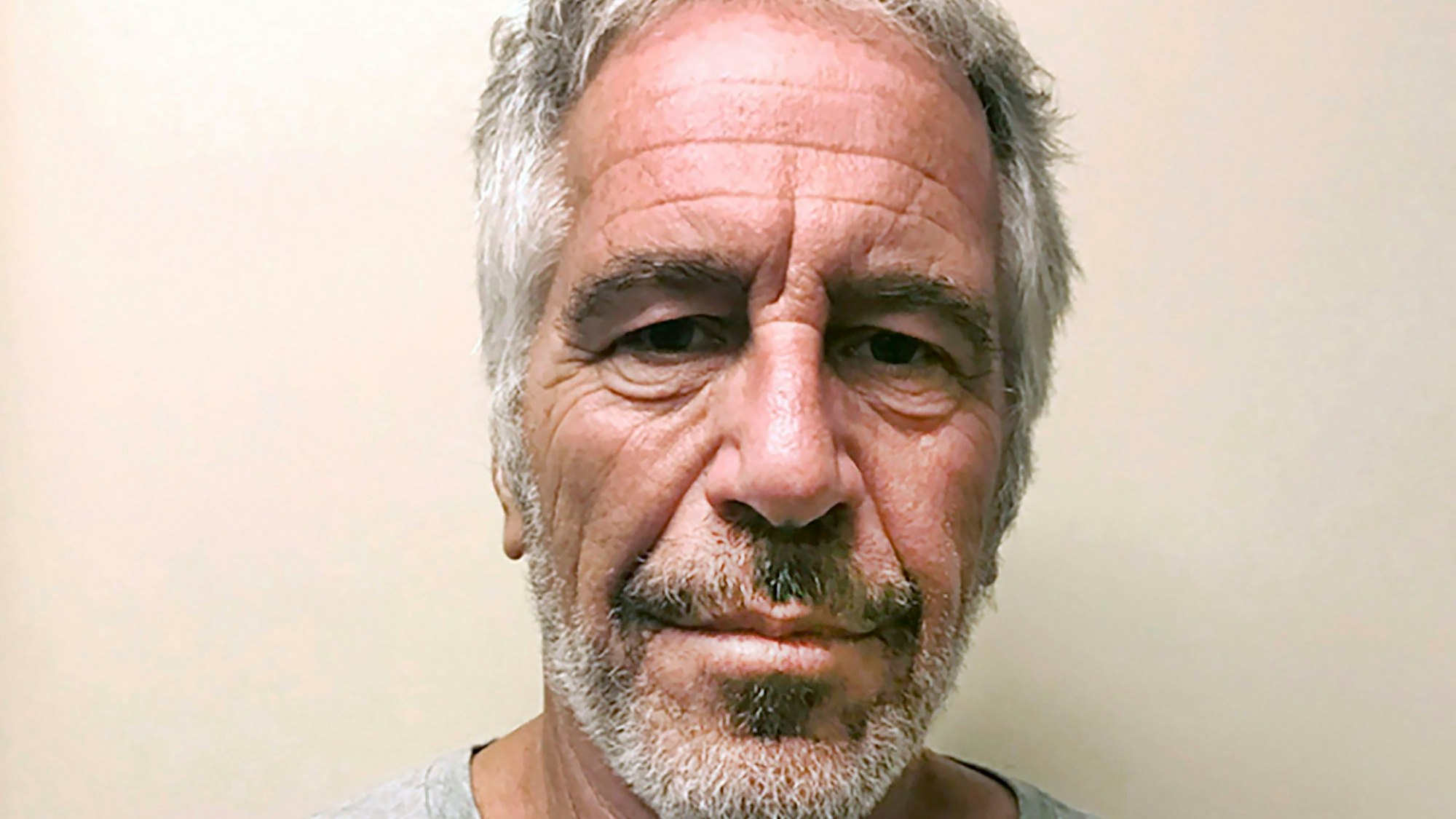Jeffrey Epstein nach seiner Verhaftung 2019: Im Missbrauchsskandal um den US-Multimillionär Jeffrey Epstein hat ein Gericht die Klarnamen von mutmaßlich rund 170 zuvor meist anonym behandelten Personen veröffentlicht.