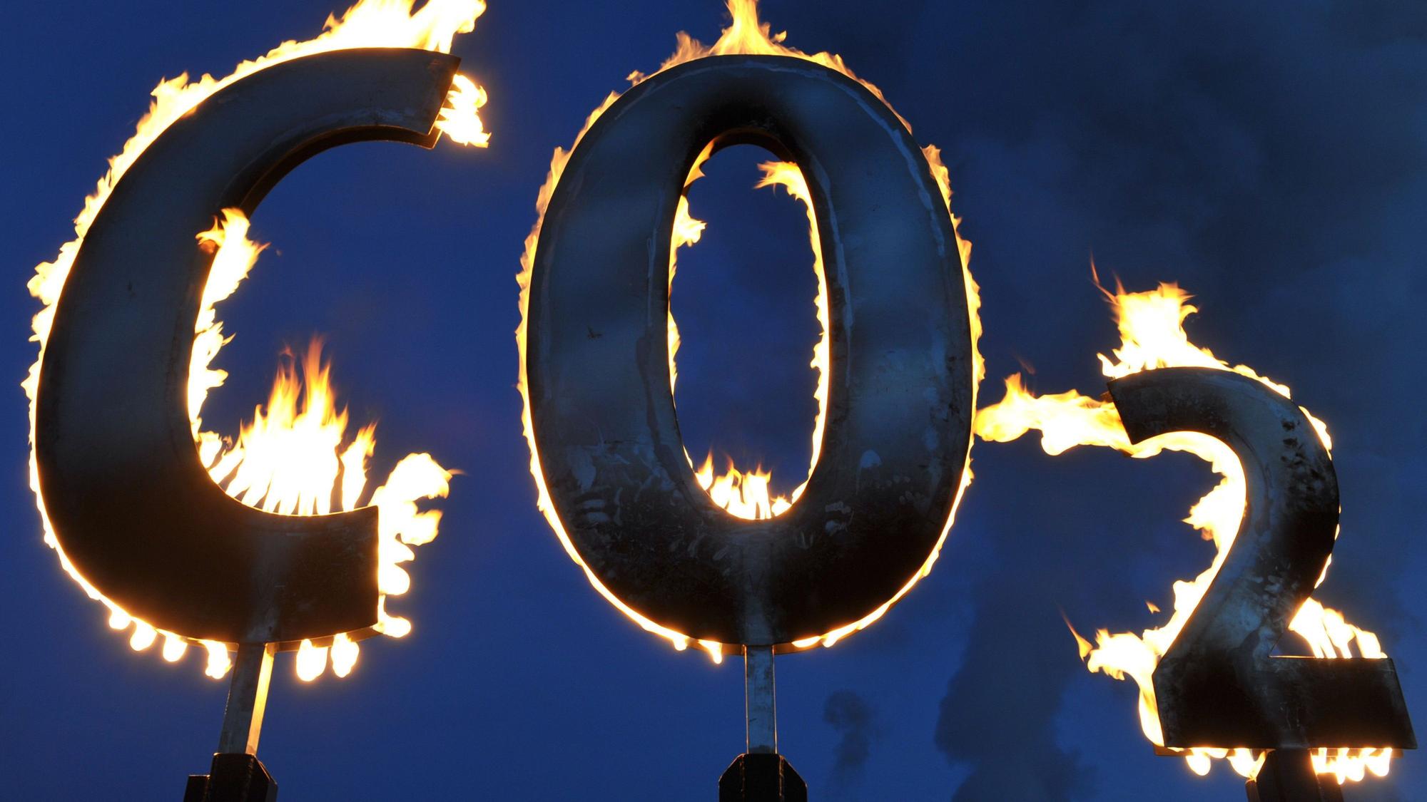 Ein mit Gas gespeister Schriftzug «CO2» brennt nahe dem Kohlekraftwerk Staudinger