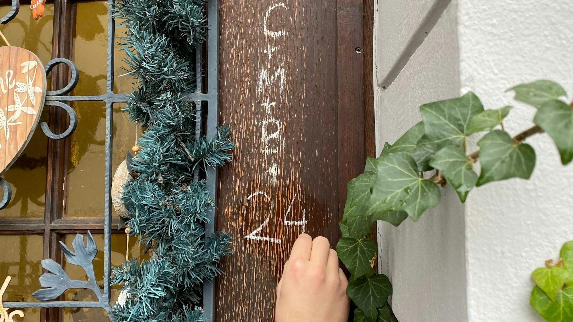 Mit Kreide wird der neue Segen der Sternsinger an die Türen gemalt.