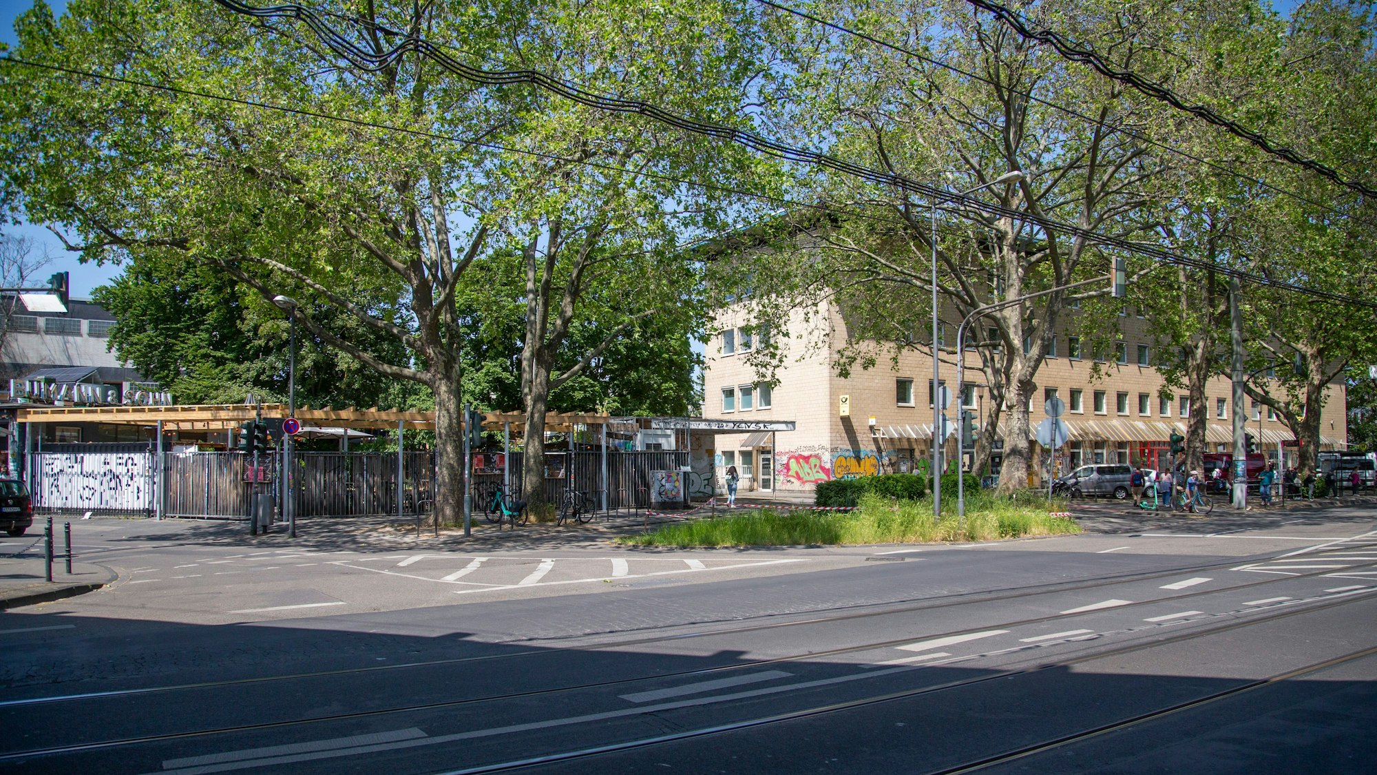 Das alte Postgelände am Ehrenfeldgürtel. Links daneben grenzt das Bumann & Sohn an.